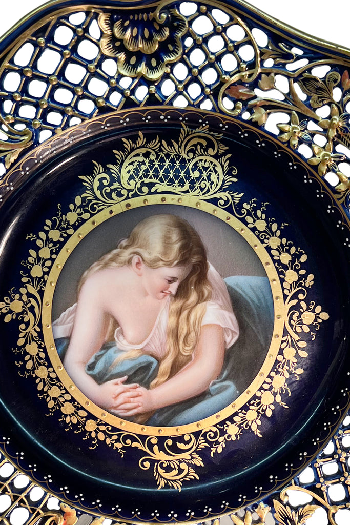 AN ANTIQUE ROYAL VIENNA STYLE RETICULATED PORCELAIN PLATE DEPICTING 'MARY MAGDALENE'
